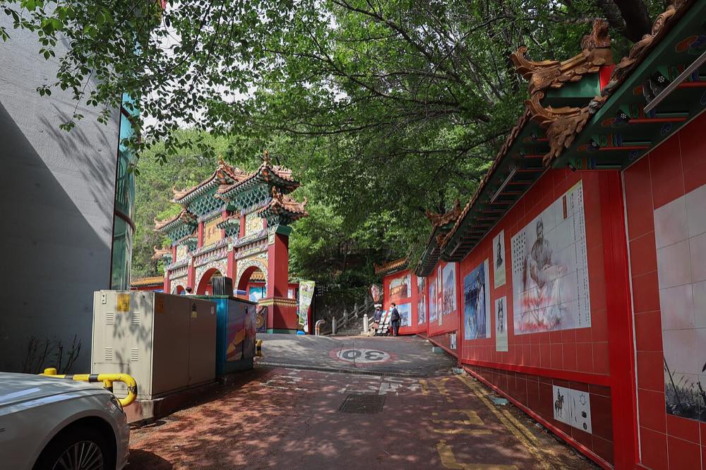 A street in Incheon Chinatown lined with Korean-Chinese restaurants, the neighborhood home to Mandabok