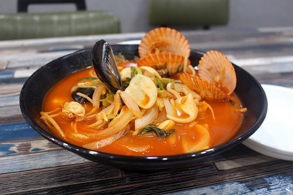 A spicy Korean-Chinese noodle soup, similar in style to Daechang Banjeom's signature white jjamppong