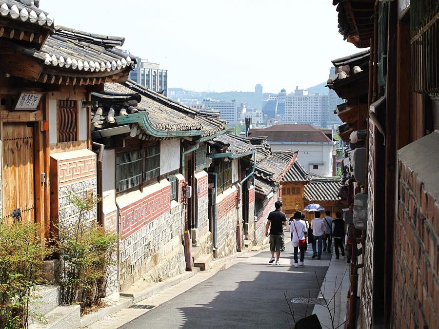 Traditional hanok buildings in Insadong, Seoul, the historic neighborhood where Seokgo Jip restaurant from Lovely Runner is located