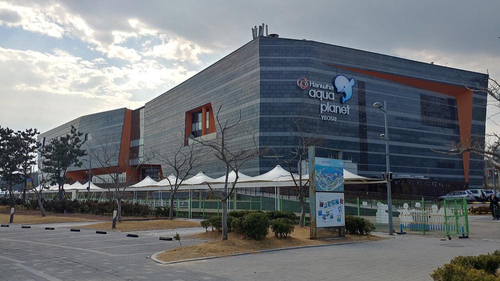 Exterior of Aqua Planet Yeosu aquarium, a real filming location for Legend of the Blue Sea
