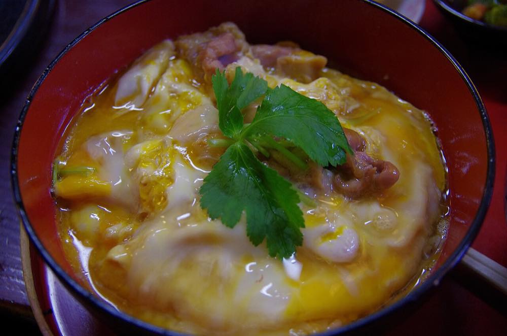 A Japanese oyako-donburi rice bowl, similar in style to the donburi and omurice dishes actually served at Kajaguruma