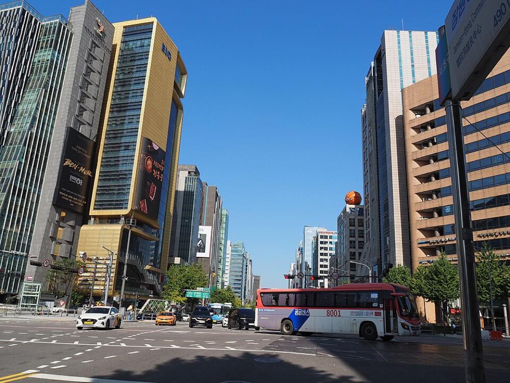 Sinsa-dong street in Gangnam, the neighborhood where Yujeong Sikdang is located