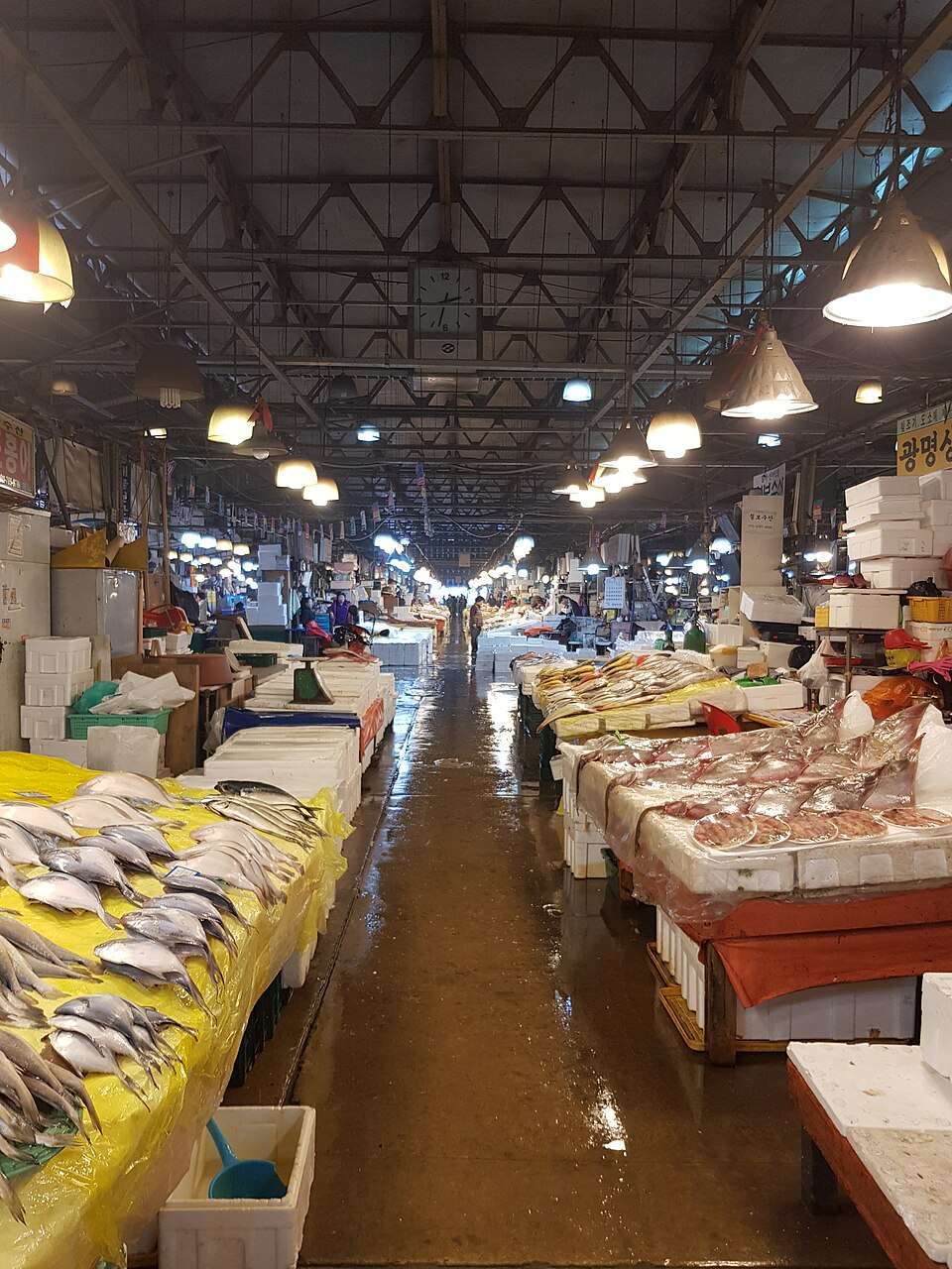 Seafood stalls and tanks inside Noryangjin Fisheries Wholesale Market in Seoul