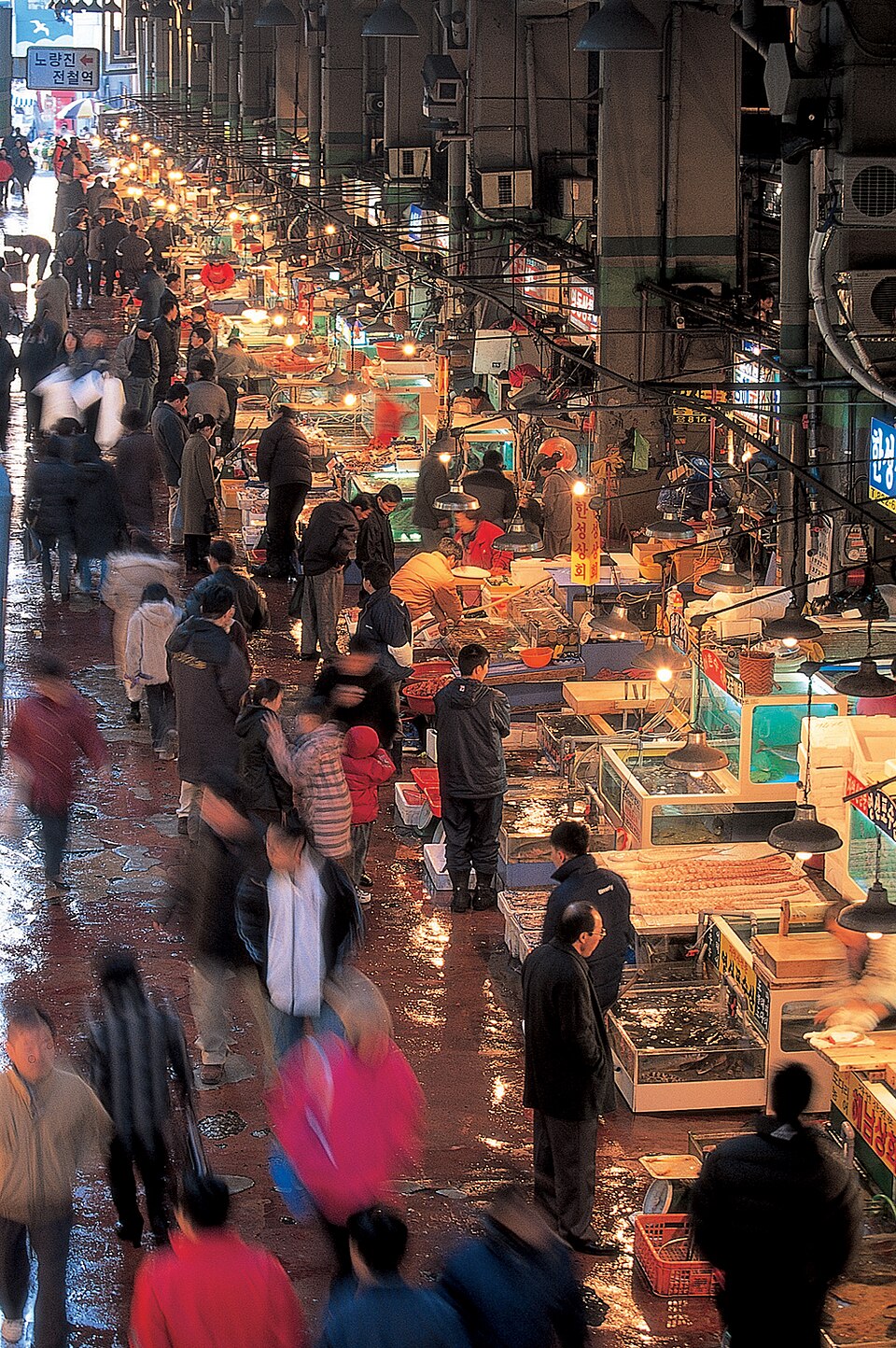 Shoppers browsing seafood at Noryangjin Fisheries Wholesale Market