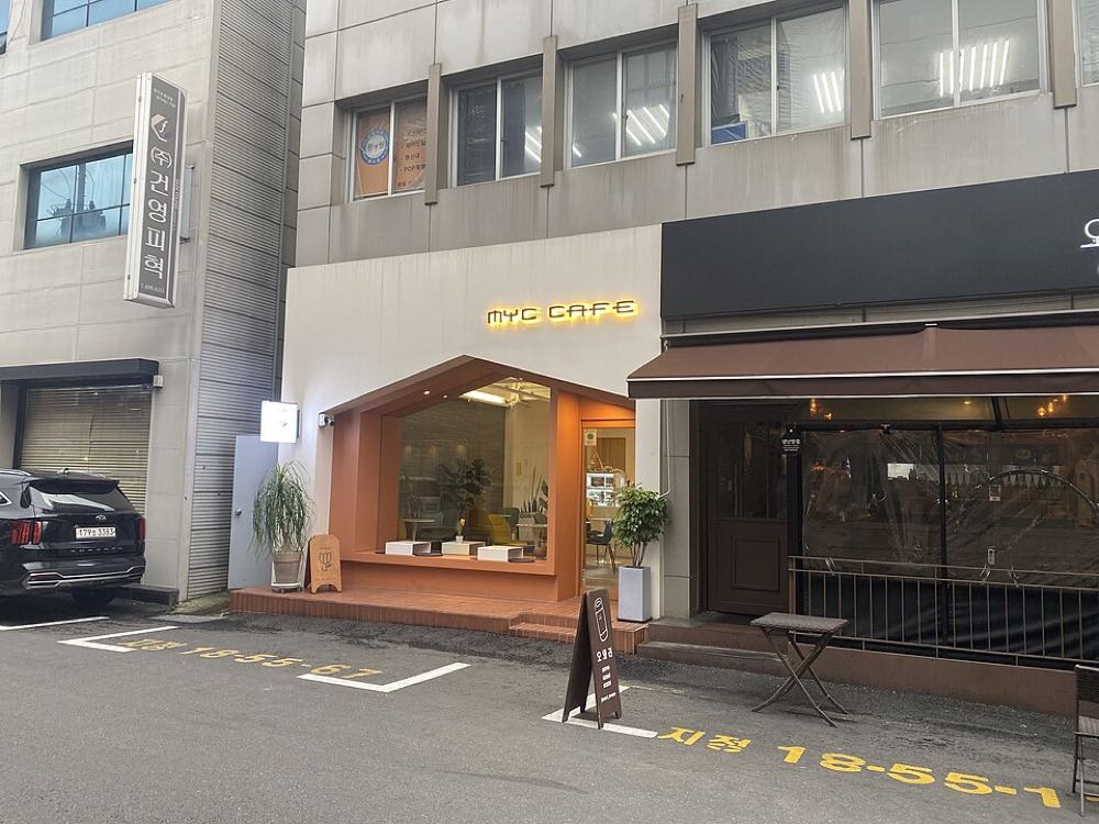 Colorful storefronts and cafes along a street in Seongsu-dong, Seoul