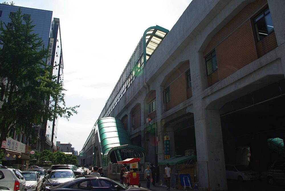Street outside Seongsu Station on Seoul Metro Line 2