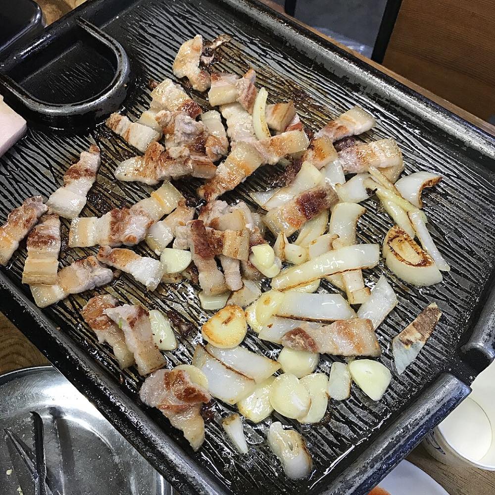 Mapo-style pork galmaegisal and Korean BBQ grilling on a tabletop grill in Seoul