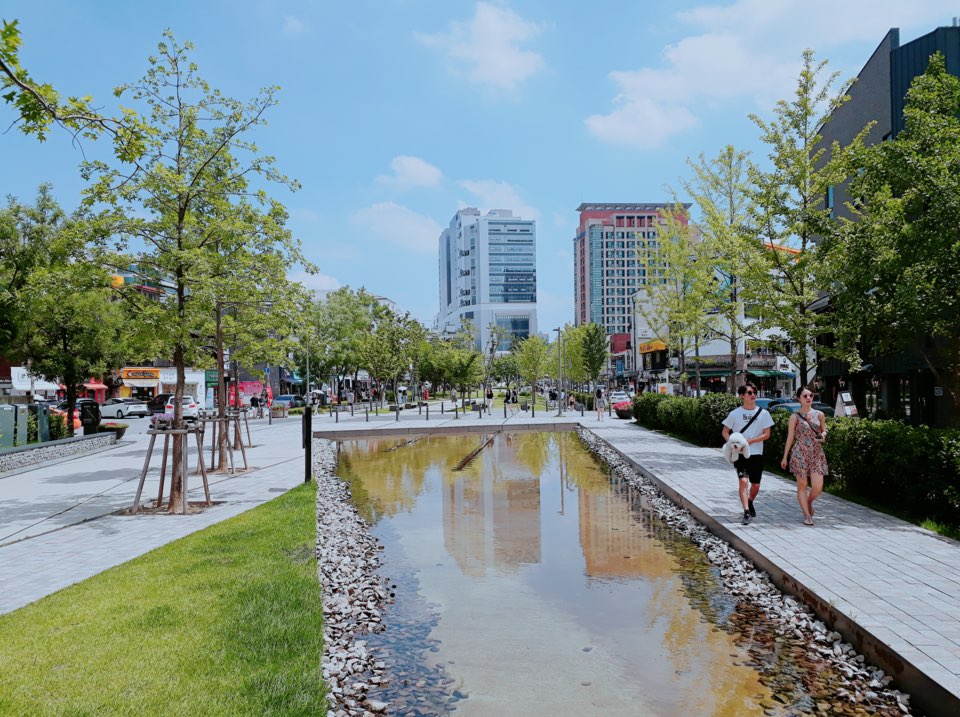 Walking path and trees in Yeontral Park, Yeonnam-dong, Seoul